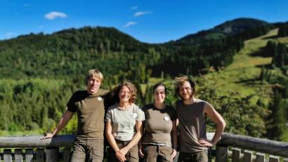 Bild: Naturpark Fränkische Schweiz - Frankenjura
Dienst als Ranger leisten (von links) Martin Kreisel, Melanie Chisté, Julia Dummert und Johannes Stemper.