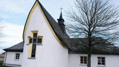 Bild: do
Ohne die vom Bürgermeister vorgeschlagene Machbarkeitsstudie sollen die Aussegnungshalle und deren Umfeld saniert werden. Die weiteren Beratungen überweist der Marktgemeinderat an den Bauausschuss.