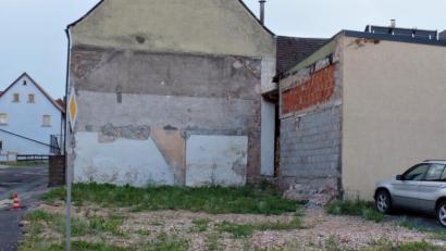 Bild: jml
Aus dieser unansehnlichen Freifläche im Ortskern soll nach den Vorstellungen von Marktrat und Dorferneuerungs-Ausschuss ein Schmuckstück werden. Das Förderprogramm „Innen statt außen“ könnte dazu erhebliche Mittel beisteuern.