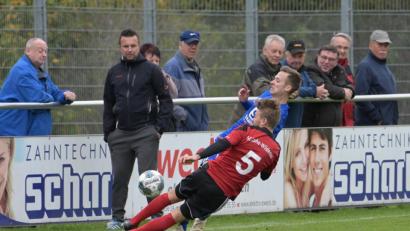 Bild: Reiner Fröhlich
Mit vollem Einsatz wollen Michael Gleißner ( vorne ) und der SC Luhe-Wildenau die Tabellenführung in der Bezirksliga Nord verteidigen.