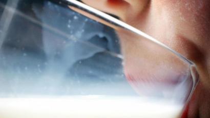 Bild: Martin Gerten/dpa
Ein Kind trinkt ein Glas Milch.