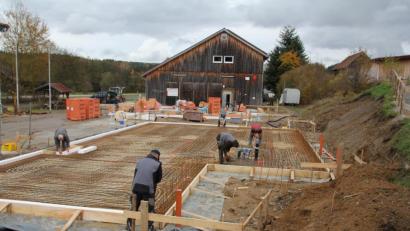 Bild: frd
Es geht voran beim Bau des Dorfgemeinschaftshauses und des "Haus der Verein" in Pertolzhofen. Das Amt für ländliche Entwicklung hat für das Projekt 890 000 Euro Zuschuss freigeben. Die Aufträge für Bauleistungen, Materiallieferung und Tragwerksplanung sind mittlerweile vergeben.