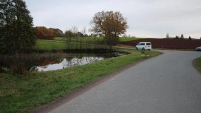 Bild: sne
Gern wird hier schnell gefahren. Fahrzeuge sind sogar schon im Weiher gelandet. Der Gemeinderat will nun ein durchgängiges Tempo 70 Limit durchsetzen.