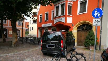Bild: ass
Etwas ratlos hinterlässt diese verkehrstechnische Neuerung am Viehmarkt. Hier dürfen auch Radfahrer durch. Aber wohin? Das Auto steht zwar nicht immer da, die Bestuhlung des Cafés ist dann aber die Endstation auf zwei Rädern.