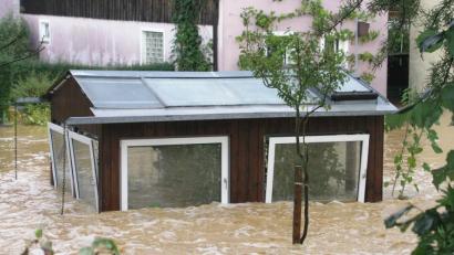 Bild: Sabine Falk
Gewaltige Wassermengen brachen 2011 über den Ortsteil Großalbershof herein – dieses Gartenhaus stand zur Hälfte unter Wasser.