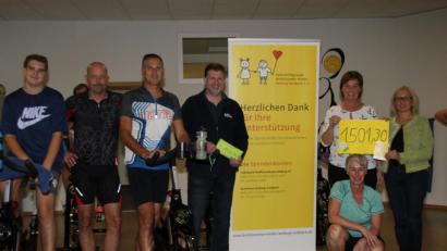 Bild: ads
Die Vorsitzende des Fördervereins Krebskranker Kinder Amberg-Sulzbach, Petra Waldhauser (rechts), und ihr Stellvertreter Marco Kind (Dritter von rechts) freuten sich über 1501,30 Euro aus der Spinning-Aktion von Physio-Aktiv. Dazu eingeladen hatten Tanja Heilemann (Zweite von rechts) und Andreas Heilemann (Zweiter von links). Zu sehen ist auch die spendable Spinning-Gruppe.