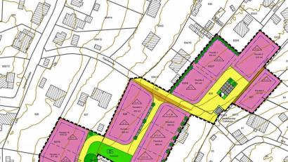 Bild: Architekturbüro BBI/exb
Auf 1,2 Hektar Wiese im Plößberger Ortskern entsteht das neue Wohngebiet Kapellenweg mit zwölf Parzellen. Eine zwei Meter dicke Hecke soll wie ein Lärm- und Geruchs-Puffer zwischen den Grundstücken 1 und 3 und den Tieren der Nachbarn wirken.
