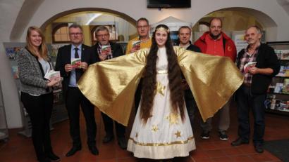 Bild: Joachim Gebhardt
Umrahmt vom Bürgermeister und den Organisatoren der Weihnachtsmärkte präsentiert sich das neue Christkind Lucy Strobel im Rathaus erstmals der Öffentlichkeit.