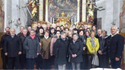 Bild: jow
Die ehemaligen Schüler nach dem Gottesdienst in der Pfarrkirche in Lintach.