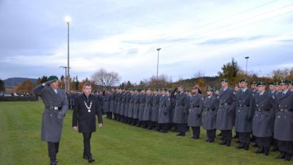 Bild: gi
Stramm standen die Rekruten in Reih und Glied beim Abschreiten der Formation durch den Kommandeur des Panzergrenadierbataillons 122 Oberstleutnant Andreas Bleek aus Weiden und den Moosbacher Bürgermeister Hermann Ach.