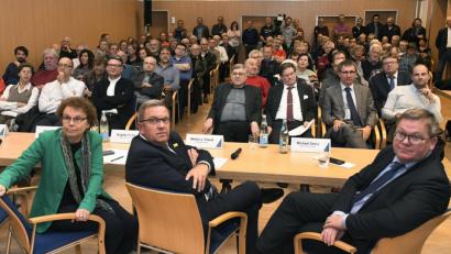 Bild: Petra Hartl
Die Bilanz dessen, was in Sachen Klimaschutz in Amberg schon erreicht wurde, präsentierte die Stadt bei der Bürgerversammlung am Donnerstagabend im Pfarrsaal von St. Konrad in Ammersricht. Danach hörten sich OB Michael Cerny und seine beiden Stellvertreter Martin Preuß und Brigitte Netta (von rechts) die Anliegen der Bürger an.