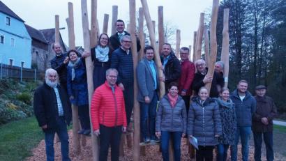 Bild: bl
Der nagelneue Orientierungswald im Neunburger Stadtpark ist schnell erobert. Bei der Einweihung mit Landrat Thomas Ebeling (ganz oben) hatten Kommunalpolitiker und Behördenvertreter viel Spaß dabei, die neuen Geräte im Mehrgenerationenplatz gleich selbst zu testen.