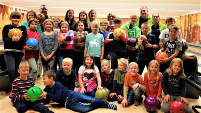 Bild: jml
Gar nicht so leicht für kleine Kinderhände, die großen Kugeln über die Bahn zu bringen. Aber Spaß haben die Kinder an der Siedleraktion.