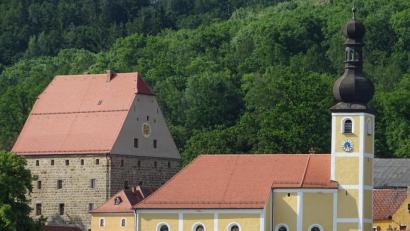 Bild: hou
Das Schloss und die Kirche in Wolfring bilden Wahrzeichen der Gemeinde Fensterbach. Beide Gebäude sind viele Jahrhunderte alt und haben Generationen überdaurt. Doch nun geht es um die Bevölkerungsentwicklung in den kommenden Jahren. Dabei wird von den Statistikern prognostiziert: Die Gesamtzahl bleibt zwar weitgehend gleich, aber es wird bis 2031 mehr Senioren geben.
