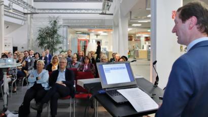 Bild: Thomas Dobler
Professor Carsten Wippermann bei seinem Vortrag in der Sparkasse über über gesellschaftlichen Wandel und geänderte Rollenverhältnisse.