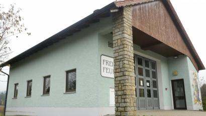Bild: bey
Beim Feuerwehrhaus Waldkirch dringt Wasser ins Gebäude ein, was in der Küche sichtbar wird. Im Gemeinderat wurde eine Verlängerung des Daches angeregt, um ein Eindringen von Regenwasser zu vermeiden.