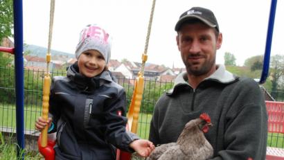 Bild: Portner
Hannah Bösl (6) mag Hühner. Darüber freut sich Vater Norbert, der seit einigen Jahren Federvieh im Garten hält.