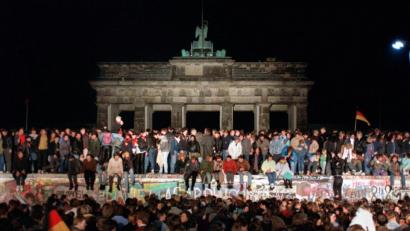 Bild: Wolfgang Kumm/dpa
Jubelnde Menschen auf der Berliner Mauer am Brandenburger Tor am 10 November 1989.