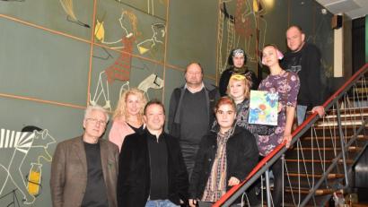 Bild: hcz
In der Milchbar stellt Kunsterzieher Wolfgang Herzer (links) die Werke des "Vereins für junge Kunst & Kultur" vor. Kuratorin Carolin Schiml (Zweite von rechts) zeigt eines ihrer Bilder.