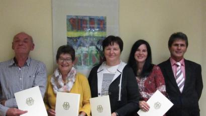 Bild: exb/Bundeswehr-Dienstleistungszentrum Amberg
Regierungsoberamtsrat Franz Haderer (rechts) verabschiedete (von links) Alfred Hierold, Elfriede Krone und Maria Held und ehrte die jahrelange Mitarbeiter von Melanie Kleber.