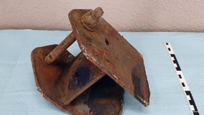 Bild: Polizeiinspektion Sulzbach-Rosenberg
Dieses Metallteil hat am Auto einer 51-Jährigen mehrere hundert Euro Schaden verursacht. Die Polizei versucht, zu klären, woher es stammt.