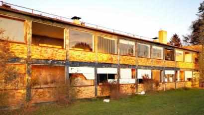 Bild: Thomas Dobler
Der Erwerb der ehemaligen Birnbaum-Fabrikhalle durch den Markt eröffnet die Möglichkeit, diesen städtebaulichen Schandfleck an der Viktor-Koch-Straße zu entfernen. Die frühere Weberei verfällt schon lange.