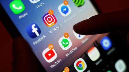 Archivbild: Yui Mok/PA Wire/dpa 
Ein Blick auf ein Handy mit Social Media Apps, wie Facebook und Instagram. 	Yui Mok/PA Wire/dpa