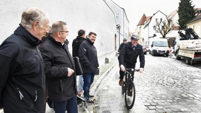 Bild: Petra Hartl
Begeisterung beim Oberbürgermeister über den neuen Fahrradstreifen in der Franziskanergasse. Johannes Heckmann (vorne), der Chef von Korodur sieht es mit Freude, dass der Spezialmörtel aus seinem Haus einen Beitrag zur Fahrradfreundlichkeit der Stadt leistet.