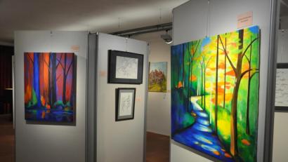 Bild: ws
Aktuell zeigen die Mitglieder des Kunstvereins der Kreisstadt im Museumsquartier ihre Werke. Die Ausstellung dauert noch bis 24.November.