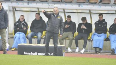 Bild: Ziegler
Cheftrainer Karl-Heinz Wagner (Mitte) dirigiert seine Mannschaft, der neue Co-Trainer Johannes Hammer (links) vom FC Amberg schaut zu. Und auf der Bank gilt der Blick ins Handy ganz sicher den Ergebnissen auf den anderen Plätzen.

Saiison: 2019/20

Bild: Ziegler