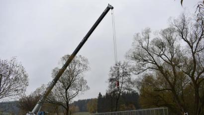 Bild: lue
Ein Kran hebt die 15 Meter lange und vier Tonnen schwere Stahlbrücke auf die vorhandenen Betonfundamente.