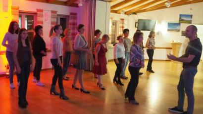 Bild: bl
Tanzlehrer Sacha Vezard (rechts) erklärt zusammen mit Partnerin Sylvia beim Schnupperkurs die Schrittfolge für Salsa. Erst sind die Damen an der Reihe, dann die Herren. Bei der anschließenden Party zeigen Könner, wie lässig das aussehen kann.