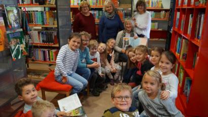 Bild: du
Die 14 Erstklässler der Grundschule Schirmitz fühlen sich zwischen den Bücherregalen sichtlich wohl.