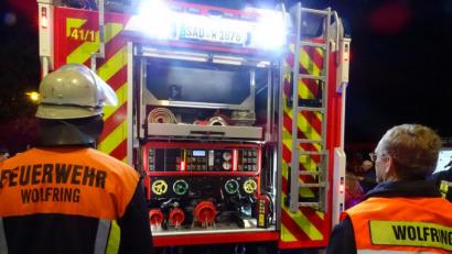 Bild: Houschka
Eine komplette Ausrüstung an moderner Technik: Als das neue Löschgruppenfahrzeug vom Typ LF 20 bei der Feuerwehr Wolfring eintrifft, wird deutlich, wie man sich im 21. Jahrhundert gegen Brände und andere Unglücke wappnen kann. Das kostet zwar viel Geld, doch ist zum Schutz der Bevölkerung unerlässlich.