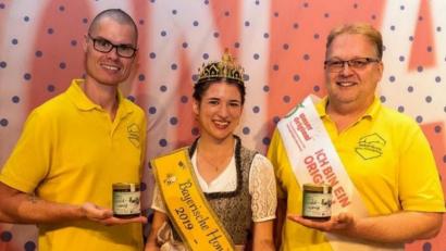 Bild: LVBI e.V./exb
Auch die bayerische Honigkönigin Katharina II. gratulierte stellvertretenden Vorsitzenden Maik Schiemann und Imkervereins-Vorsitzenden Stefan Traßl zur Auszeichnung "Unsere Originale".