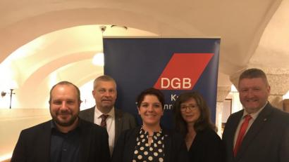 Bild: exb
Im Bild von links:
Raul Vitzthum/GEW-Vorsitzender Weiden-Neustadt-Tirschenreuth, Peter Hofmann/DGB-Regionssekretär, Anna Toman/MdL, Ursula Siller/Stv. GEW-Vorsitzende, Klaus Schuster/DGB-Kreisvorsitzender