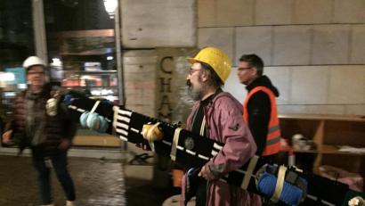 Bild: eik
Yarnbombing soll überraschen - deshalb wird das Projekt "Wollkenkratzer" nachts aufgebaut.