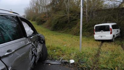 Bild: gf
Bei Hahnbach sind am Freitag zwei Autos zusammengestoßen. Eines der beiden, ein weißer Opel, kam dabei von der Straße ab und prallte gegen einen Lärmschutzwall.