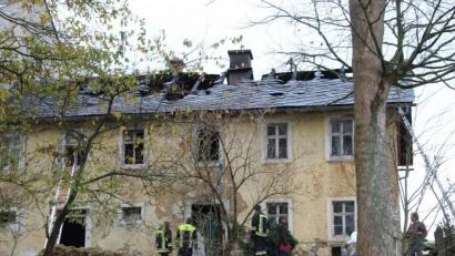 Bild: soj
Am Donnerstagvormittag begannen der Brandermittler und Polizeibeamte mit der Suche nach der Brandursache, die jedoch noch nicht feststeht.