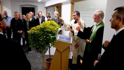 Bild: le
Den kirchlichen Segen von Pfarrer Max Früchtl und Pfarrer Wilfried Römischer erhalten die neuen Räume im Bankgebäude am Luitpoldplatz der Volksbank-Raiffeisenbank Nordoberpfalz.