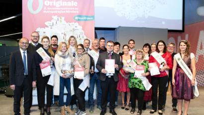 Bild: Rudi Ott
Landrat Andreas Meier (Landkreis Neustadt an der Waldnaab, Zweiter von links) und Stellvertreter Alfred Scheidler (Landkreis Tirschenreuth, links) nehmen die Ehrung der Preisträger „Unsere Originale“ aus der Nordoberpfalz auf der Consumeta 2019 vor.