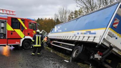 Bild: gf
Ein Unfall passiert und keiner hält an - dieses Horrorszenario erlebte der Fahrer des Lastkraftwagens, der gestern auf der A6 bei Ursensollen von der Fahrbahn abkam und in Schieflage geriet. Erst einige Minuten später war Ersthelfer Marcus Stephan Stark vor Ort, der den Egoismus der anderen Autofahrer nicht verstehen kann.