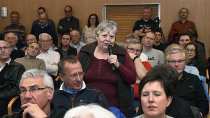 Bild: Petra Hartl
Die verwirrende Anordnung von Hausnummern in der Hirschauer Straße beklagt Irene Zeller. Vorausgesetzt die Hausbesitzer stimmen zu, könnte sich eine Lösung abzeichnen.