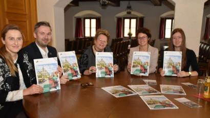 Bild: hcz
Die neue Stadtbroschüre schlagen (von links) Silvia Kaiser-Schläger, Florian Schläger, Petra Vorsatz, Barbara Heimerl und Jessica Stich vor.
