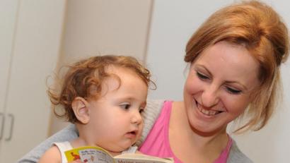 Bild: Britta Pedersen/dpa
So sieht das Ideal sämtlicher Bildungspolitiker aus: Der Tochter wird von der Mutter schon im Kleinkindalter die Freude am Lesen vermittelt. Damit ist es aber auch im Landkreis oft nicht allzu weit her, beweist eine Studie.