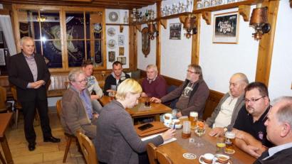 Bild: bkr
Offen und umfangreich informierte Bürgermeister Günter Kopp (stehend) in der ersten Bürgerversammlung. Zufriedenheit signalisierten die Zuhörer.