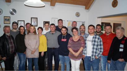 Bild: krs
Die neue Vorstandschaft: (von links) Georg Rebl, Fabian Kosub, Alexandra Prem, Dritter Bürgermeister Georg Schlögl, Rebecca Dinkelmeyer, Manuela Unger, Tom Unger, Vorsitzender Stefan Hagn, Florian Prem, Johannes Ponnath, Michael Unger, Steffi Stengl, Zweiter Vorsitzender Thomas Stengl, Christoph Hagn, Milot Korcaj, Klaus Weißmann und Josef Thamer.
