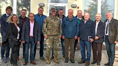 Bild: mef
Oberst Adam Boyd (Sechster von links) gibt der SPD-Kreistagsfraktion einen Einblick in das Leben und die Arbeit der US-Army in Grafenwöhr. Andrea Hösl (Zweite von links) informiert über die bereits umgesetzten sowie noch geplanten Maßnahmen im Bereich des 7th Army Training Command.