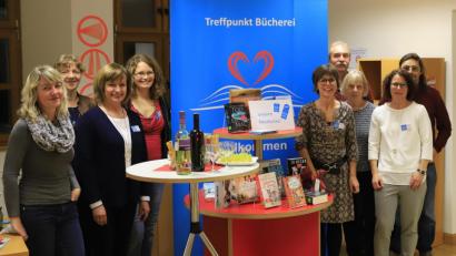 Bild: Stangl
Ingrid Zwack, Petra Oppitz, Lisa Eger, Bianca Wendl, Irmi Sittl, Albert Sittl, Martha Schönberger, Christine Kiener und Kurt Stangl (von links) erwarteten die Leser zur „Mondscheinausleihe“.