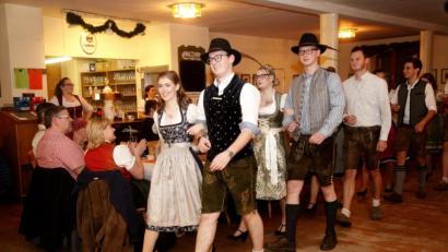 Bild: Hirsch
Einzug der Kirwapaare zur Moukirwa: Am Samstag klangen die Feierlichkeiten im Saal der Brauereiwirtschaft aus.